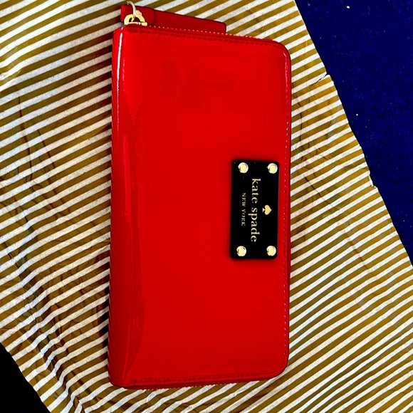 NWT Kate Spade Wallet. Garnet (612) Neda Carlisle Street. - Picture 1 of 4